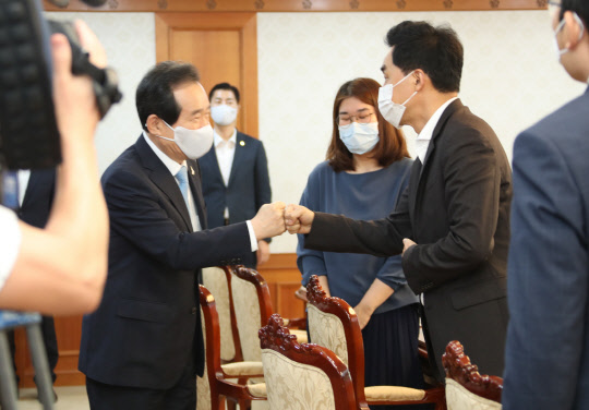 정세균 국무총리가 24일 정부서울청사에서 대한의사협회 회장단 관계자를 만나 주먹 인사를 하고 있다.   연합뉴스